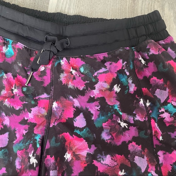 Lululemon Hotty Hot Shorts - Picture 2 of 4